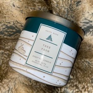 🆕 Bath & Body Works Candle - “Tree Farm”